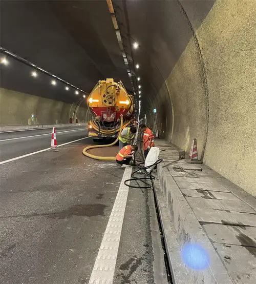 会泽隧道排水渠清淤